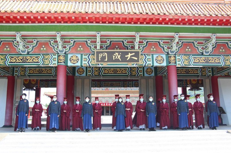 受疫情影響,今年高雄市政府紀念大成至聖先師孔子2571週年誕辰釋奠典禮,取消佾生、樂生參與及民眾觀禮,但仍依循明代禮制完成典禮。(高雄市文化局提供)中央社記者蔡孟妤傳真 110年9月28日