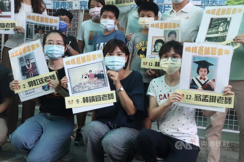 受疫情影響,許多學校無法舉行集會式敬師活動,於是紛紛發揮創意增加師生互動。高雄市小港區青山國小慶祝教師節,由老師自發提供童年照片,讓學生猜照片中的人物是哪名老師。(高雄市教育局提供)中央社記者蔡孟妤傳真 110年9月28日
