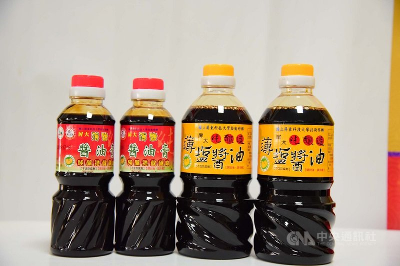 屏東科技大學食品科學系特聘教授謝寶全應用微生物發酵專長,研發60多種產品,其中有10種已技術移轉,其中「屏科大薄鹽醬油」以新台幣1000萬元技轉,並為學校爭取回饋金每年150萬元,長達16年,目前延續中。(屏科大提供)中央社記者郭芷瑄傳真 110年9月28日