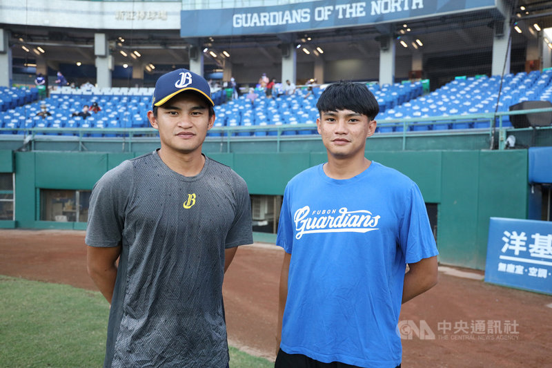 中職富邦悍將隊今年選秀選入投手岳少華(右),28日隨一軍練球,不過岳少華的哥哥岳東華(左)、弟弟岳政華都效力中信兄弟,岳少華笑說,最想三振弟弟,期待早日上一軍。(富邦悍將隊提供)中央社記者謝靜雯傳真 110年9月28日