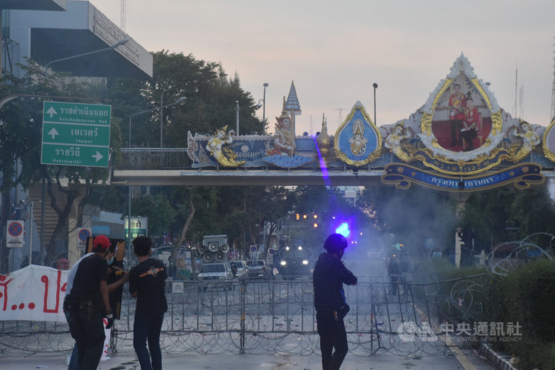 泰國反政府示威人士28日在靠近總理府的楠稜路口(Nang Leong Junction)遭到警方以鐵絲網阻擋去路,警察以雷射筆瞄準抗議者所在位置。中央社記者呂欣憓曼谷攝 110年9月28日