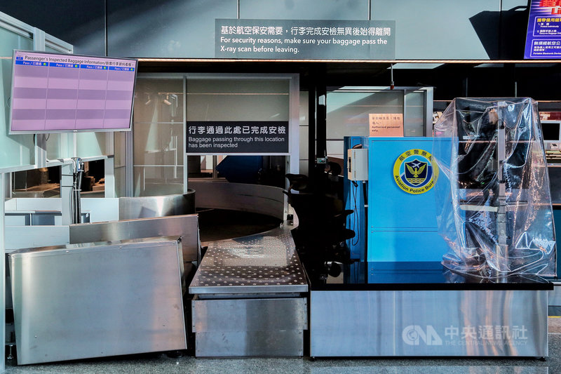航空警察局桃機X光機採購疑爆弊案,桃園地方法院28日晚間開羈押庭,庭訊後以蔡姓廠商涉案重大、有串證之虞,諭知收押禁見,陳姓承辦警務正則無收押必要,裁定新台幣10萬元交保,並限制住居。中央社記者吳睿騏桃園攝 110年9月28日