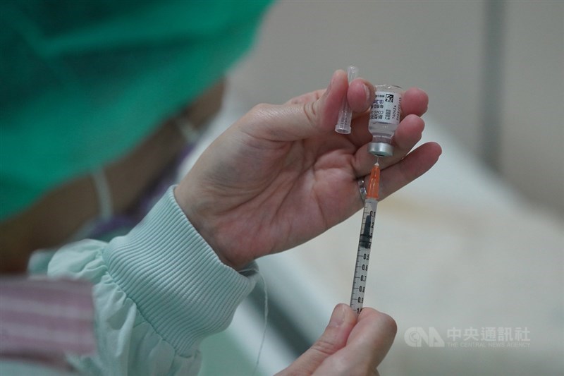 指揮中心發言人莊人祥28日表示,首批客製化BNT疫苗延後抵台,校園接種暫時出現30萬劑缺口,承諾疫苗到貨完成檢驗後立刻補齊。(中央社檔案照片)