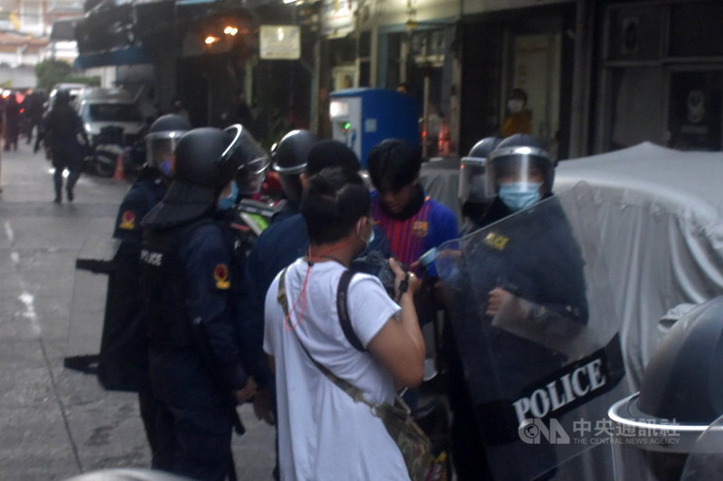 泰國反政府示威人士28日在靠近總理府的楠稜路口(Nang Leong Junction)遭到警方攔阻去路,警察盤查參與抗議的民眾。中央社記者呂欣憓曼谷攝 110年9月28日