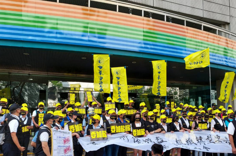 中華電信工會因爭取加薪未果,28日在中華電信總公司大樓前抗爭。中央社記者江明晏攝 110年9月28日