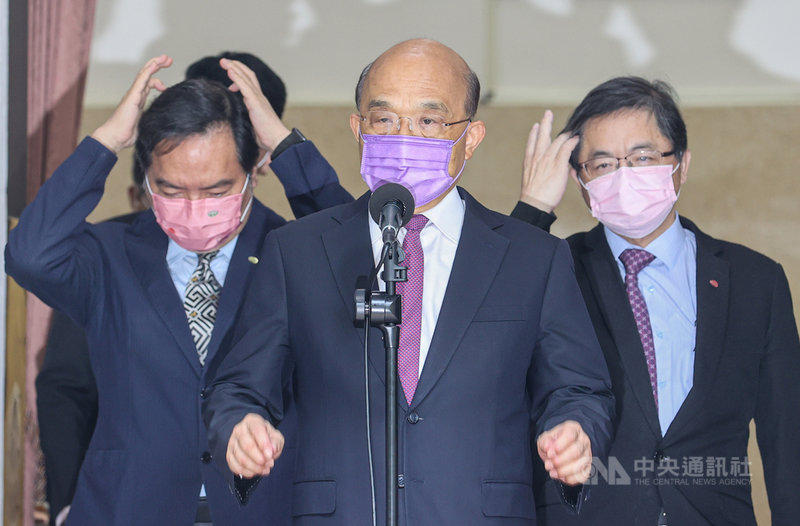 行政院長蘇貞昌(中)28日再度受邀到立法院進行施政報告並備質詢,會前受訪時表示,他依據憲法規定,應邀來立法院做施政報告,阻擋或不讓他報告,是妨礙民眾知的權利,希望大家都能團結一致向前進,不要讓政府空轉。中央社記者鄭清元攝 110年9月28日