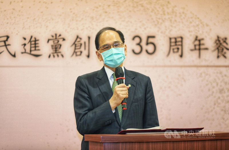 民進黨創黨28日滿35週年,立法院長游錫堃出席這場餐會,他並以1986年黨外後援會召集人身分,邀請當年的創黨人士重返圓山敘舊。(民進黨提供)中央社記者葉素萍傳真 110年9月28日