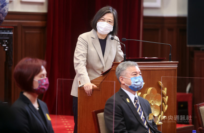 總統蔡英文(中)28日在總統府接見「國際同濟會台灣總會理監事首席及全國十大傑出農業專家」,強調農業是國家的根本,政府一定會全力穩住農業經濟。中央社記者鄭傑文攝 110年9月28日