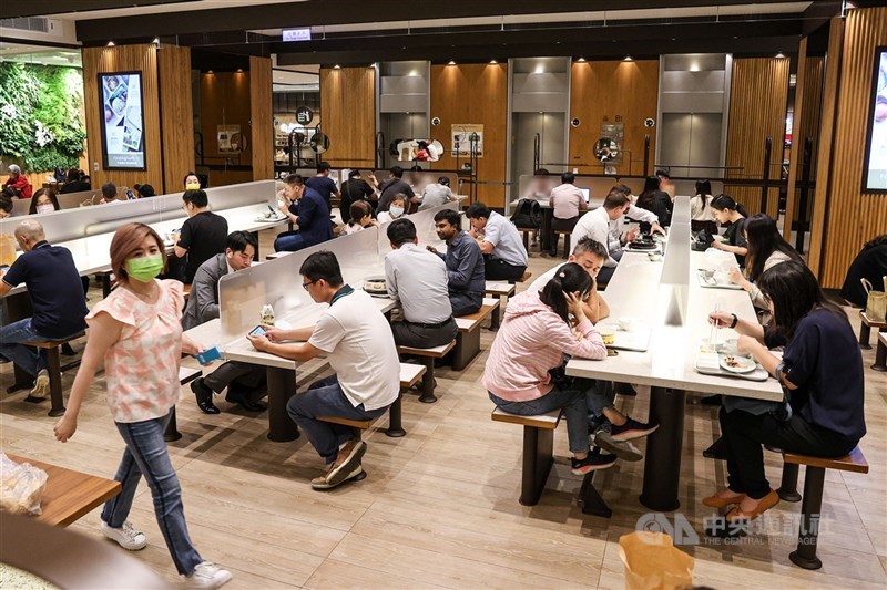 疫情指揮中心27日公布國內COVID-19疫情連續3天零本土,並宣布於本週起放寬部分場域防疫管制措施。圖為百貨業美食街規劃隔板與梅花座。中央社記者鄭清元攝 110年9月27日