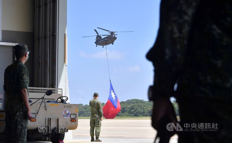 雙十國慶將近,陸軍CH-47重型運輸直升機28日在桃園龍城營區進行演練作業,吊掛18乘12公尺巨幅國旗,作業人員設法讓國旗在飛行中平穩展開。中央社記者王飛華攝 110年9月28日