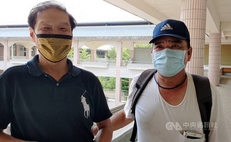 嘉義市玉山國中操場草皮28日呈現出928 TEACHER HAPPY字樣,這張教師節的大賀卡由校內技工蘇峰生(右)創作,讓師長驚豔不已。左為玉山國中校長鄭振銘。中央社記者黃國芳攝 110年9月28日