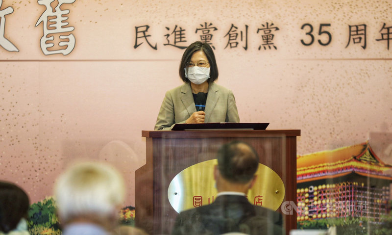 民進黨主席蔡英文28日出席「民進黨創黨35週年餐會」,親自到場向民主前輩致意。(民進黨提供)中央社記者葉素萍傳真 110年9月28日