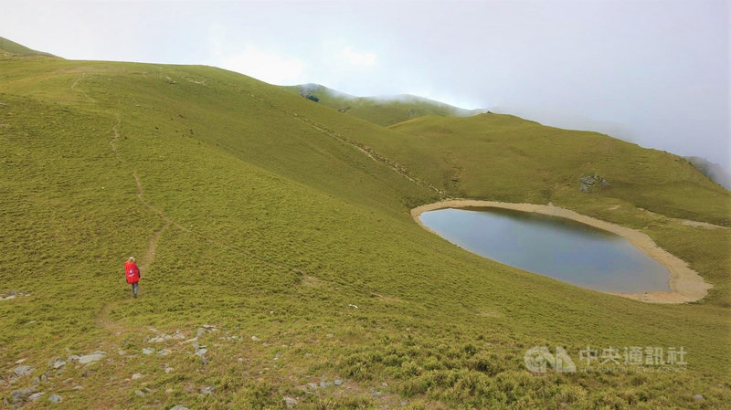 台東縣海端鄉公所公告戒茂斯登嘉明湖路線及栗松溫泉等山域、水域自30日起開放。圖為嘉明湖。(鄭立中提供)中央社記者盧太城台東傳真 110年9月28日