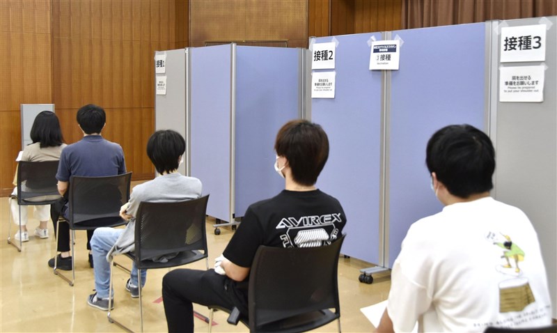 日本官房長官加藤勝信9月27日宣佈,目前規定回國者和入境者須居家隔離14天,10月1日起在接種完疫苗的條件下將縮短至10天。圖為等候接種疫苗的民眾。(共同社)