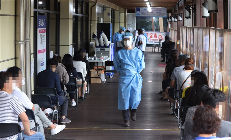韓國疫情近期再次升溫,不過重症患者及死亡人數並未相應增加。圖為首爾市民接受COVID-19篩檢。(韓聯社)