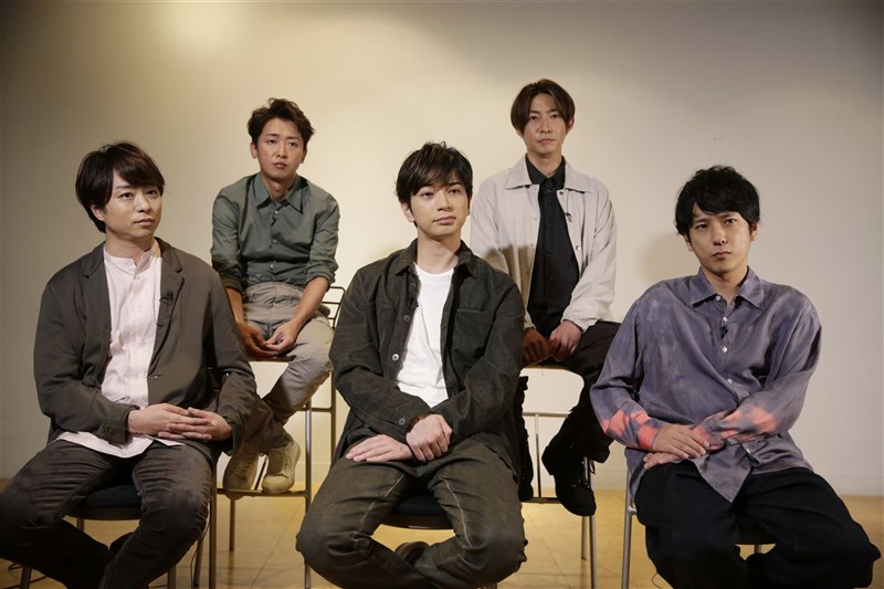 日本夯團「嵐」由大野智(後左)、櫻井翔(前左)、相葉雅紀(後右)、二宮和也(前右)與松本潤(前中)組成。日本雜誌「週刊文春」28日報導,櫻井翔與相葉雅紀宣布各自與圈外人士結婚。(美聯社)