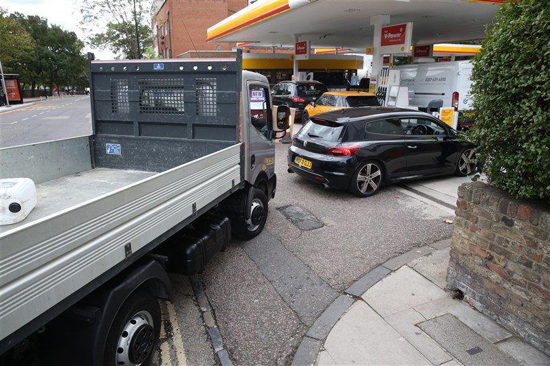 英國油罐車司機短缺影響燃油運輸,引發開車族恐慌性購買,許多加油站鬧油荒。(安納杜魯新聞社)