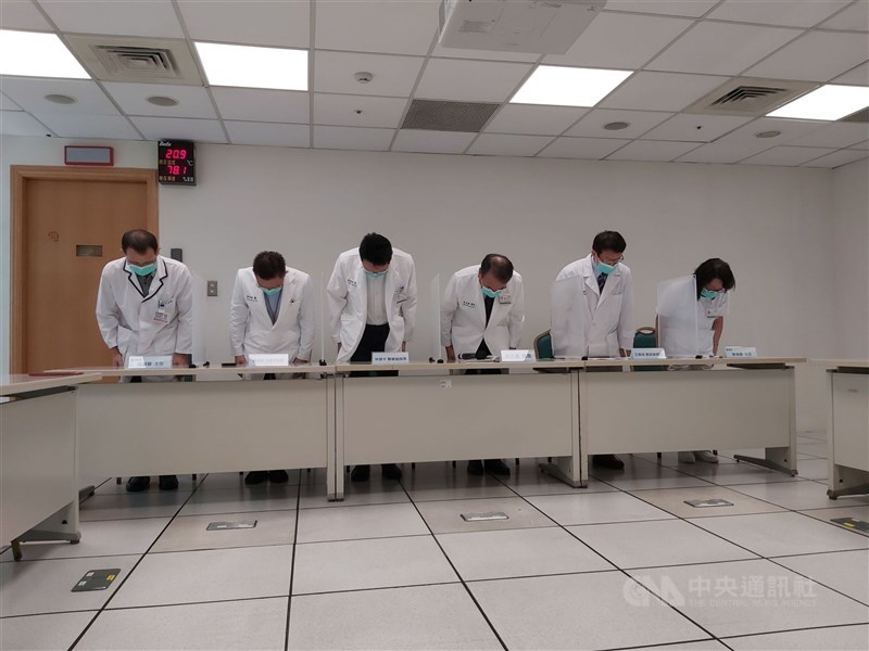恩主公醫院28日上午召開記者會,針對施打COVID-19疫苗發生嚴重疏失,造成25人遭施打未稀釋的BNT疫苗一事公開致歉。圖為院長吳志雄(右3)率主管向社會大眾鞠躬道歉。(院方提供)中央社記者王鴻國傳真 110年9月28日