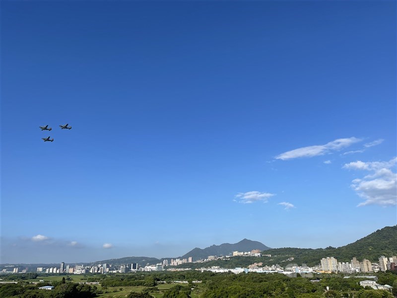 國軍與內政部空勤總隊28日清晨6時至7時50分進行國慶空中半兵力預演。圖為3架C-130運輸機繞經關渡平原飛往台北市區。(中央社)