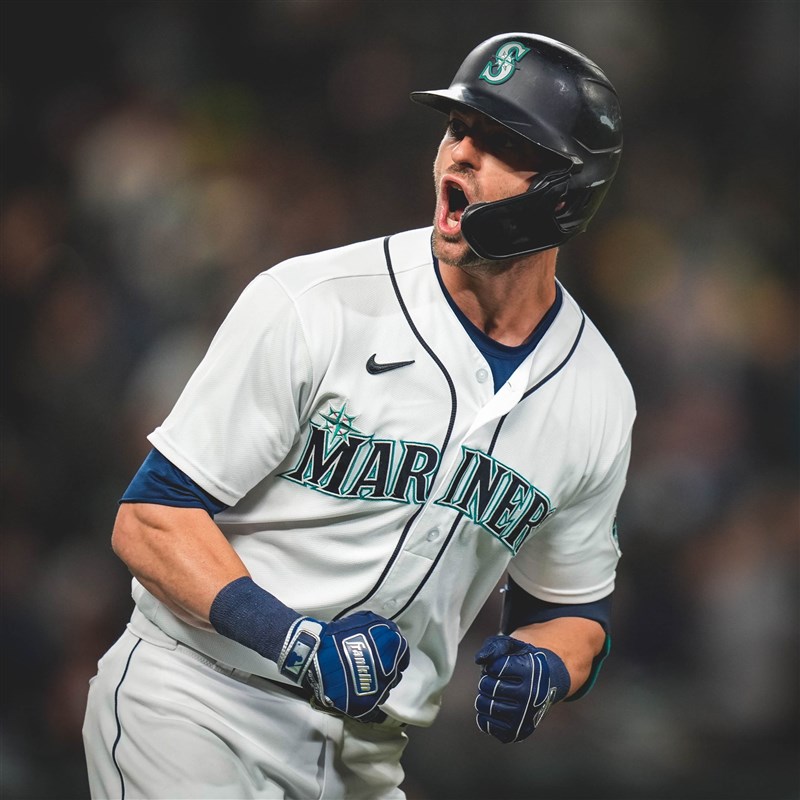 美國職棒大聯盟MLB西雅圖水手的打者海尼格27日敲出兩支3分砲,助隊以13比4擊敗奧克蘭運動家。(圖取自twitter.com/Mariners)