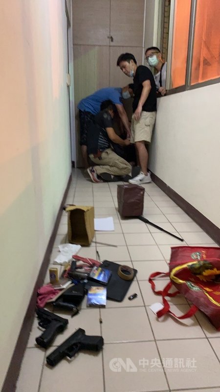 新竹市風飛沙幫派成員吳姓男子因涉槍砲、毒品案遭通緝,喜愛槍枝的他網購零件自學改槍,還自行上網學習國外3D列印手槍技術,北市警循線追查,27日前往吳男位於新竹市香山區租屋處埋伏,順利將他逮捕到案並查獲多把改造手槍。(翻攝照片)中央社記者黃麗芸傳真 110年9月28日