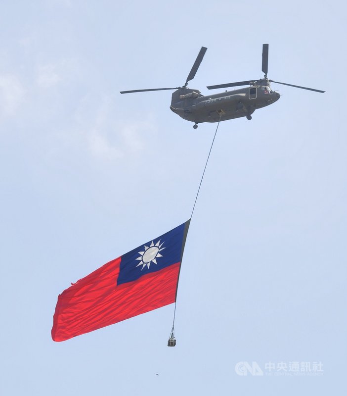 陸軍28日上午邀請媒體記者前往陸軍航空特戰指揮部601旅,瞭解CH-47運輸直升機吊掛國旗升空的演練作業。中央社記者王飛華攝 110年9月28日