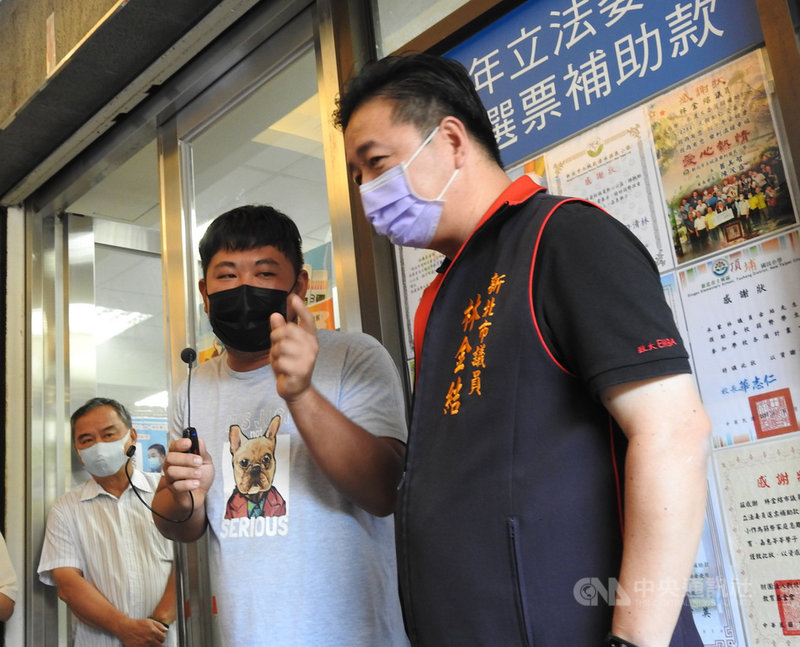 國民黨籍新北市議員林金結(右)28日出面表示,自己的大嫂被施打未經稀釋的BNT疫苗,返家後感覺無力、手腳痠軟,無嚴重副作用;林金結姪子(右2)則說,目前母親在醫院很清醒,沒特殊不良狀況,醫院也告知須觀察2到3天。中央社記者王鴻國攝 110年9月28日