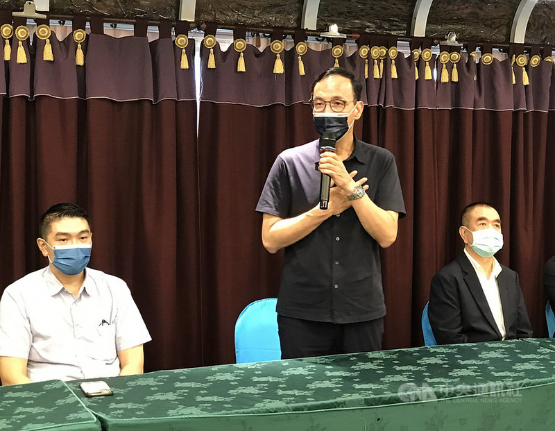 國民黨主席當選人朱立倫(中)28日在基隆市舉辦謝票茶會,他表示,黨主席選舉就像是選隊長、選總教練,每個人都有各自不同想法,如果民進黨想製造分裂,「到此為止」,國民黨會團結在一起,他會讓國民黨變得更大、更好、更強。中央社記者王朝鈺攝 110年9月28日