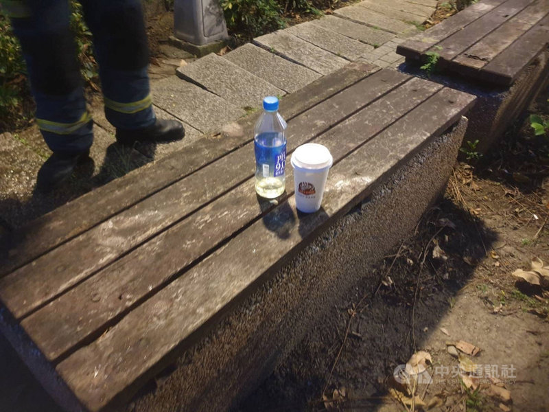 台北市敦煌路附近公園29日清晨發生一起疑自焚案,警消獲報後到場,發現一具男性焦屍,並在案發地附近找到裝有淡黃色液體的寶特瓶。(翻攝照片)中央社記者劉建邦傳真 110年9月29日