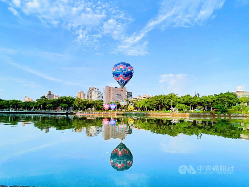 高雄市觀光局29日表示,「高雄愛.月熱氣球」繫留體驗活動於10月8日起至11月6日的每週五、六、日登場,在高雄愛河及月世界風景區同步啟動,首週國慶連假期間更增加體驗場次,歡迎民眾共襄盛舉,感受高雄獨特風景。(高雄市觀光局提供)中央社記者洪學廣傳真 110年9月29日