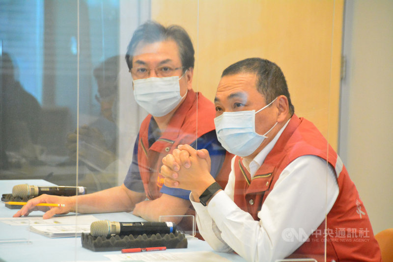 新北市長侯友宜(前)29日表示,Delta病毒感染社區事件,自主健康管理結束,板橋某社區B棟大樓住戶將於10月1日分2個時段接種疫苗。中央社記者黃旭昇新北攝 110年9月29日