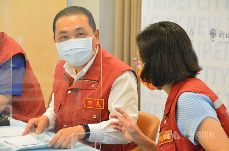 新北市長侯友宜(左)29日表示,10月1日起公園兒童遊戲場(遊具)開放使用,但要戴口罩與保持社交距離。中央社記者黃旭昇新北攝 110年9月29日