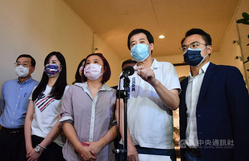 立法院國民黨團總召費鴻泰(右2)、立委洪孟楷(右)等人29日拜會立法院長游錫堃,抗議副院長蔡其昌28日主持院會不公,要求移送紀律委員會。中央社記者王飛華攝 110年9月29日