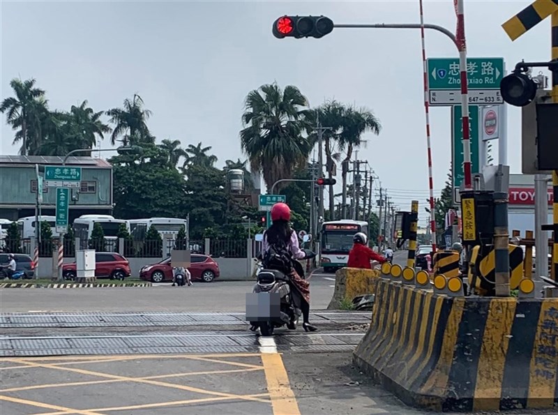 嘉義市一名騎機車女子28日上午在忠孝路、忠孝一街平交道上停等紅燈,遭網友PO上社群網站;警方29日表示,最高可處新台幣9萬元罰鍰。(翻攝爆料公社「官方粉專專屬」)中央社記者黃國芳傳真 110年9月29日