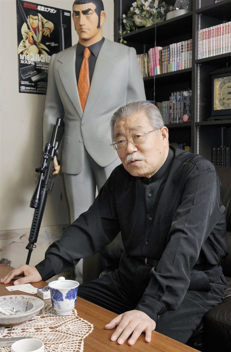 圖為齊藤隆夫與「骷髏13」人偶合照。(共同社)