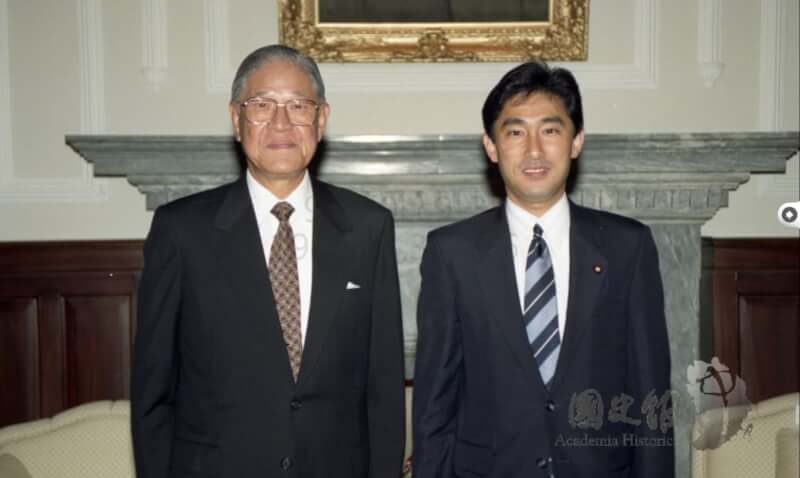 圖為1994年9月時任總統李登輝（左）接見以日本眾議員身分訪台的岸田文雄（右）。（圖取自facebook.com/guoshiguan）