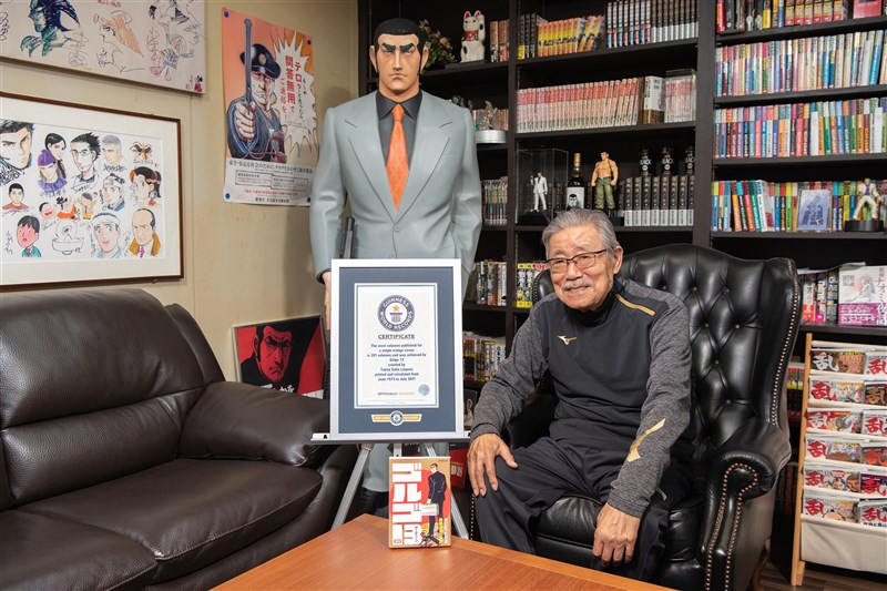 日本老牌漫畫家齊藤隆夫因胰臟癌於24日逝世,享壽84歲。圖為齊藤與代表作「骷髏13」人偶合照。(圖取自twitter.com/saitoproduction)