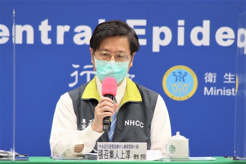 指揮中心專家諮詢小組召集人張上淳說,突破性感染個案不僅多為輕症或無症狀,且形同打第3劑疫苗,體內抗體應會增強,再被感染風險降低。(指揮中心提供)