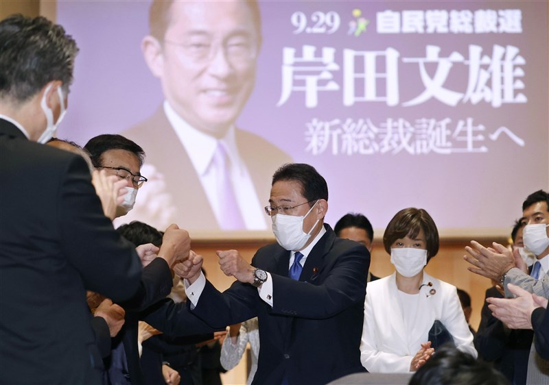 決定日本新任首相的自民黨總裁選舉29日下午結果將出爐,日本選舉顧問分析,最看好前自民黨政調會長岸田文雄(前中)勝出。(共同社)