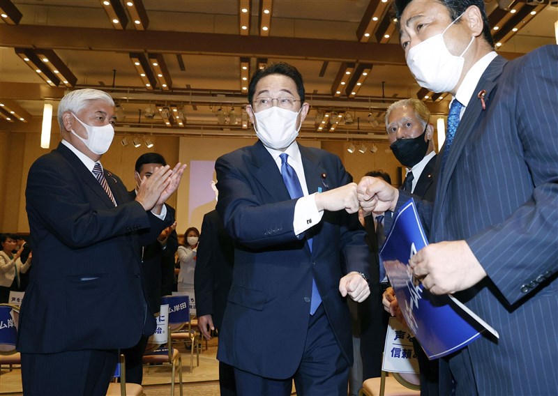 即將成為日本新任首相的自民黨新任總裁岸田文雄(前中),29日提出外交安全保障「3項覺悟(決心)」,希望藉此實現自由且開放的印度太平洋。(共同社)