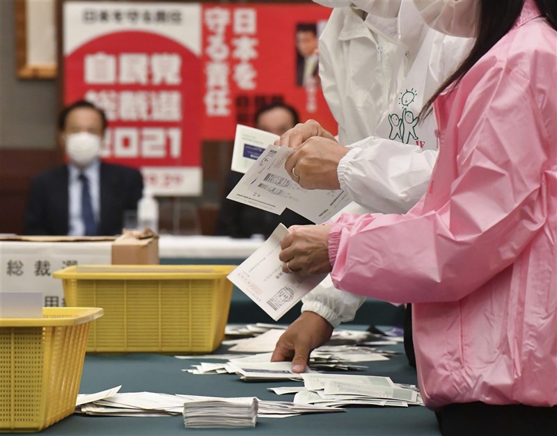 日本執政黨自由民主黨總裁選舉29日進行投開票，圖為廣島縣黨部開票。（共同社）