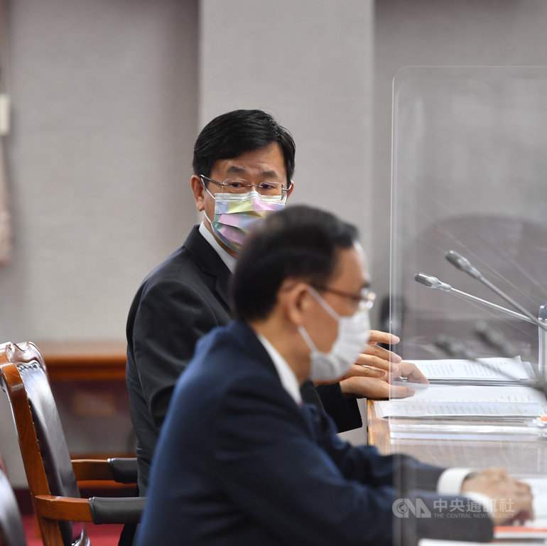 調查局筆錄遺失,局長呂文忠(後)29日在立法院致歉表示,雖是個別調查官行為,已造成調查局形象傷害,其實99%以上調查官戮力從公,希望大眾繼續支持;此案件已移送高雄地檢署偵辦中。中央社記者王飛華攝 110年9月29日
