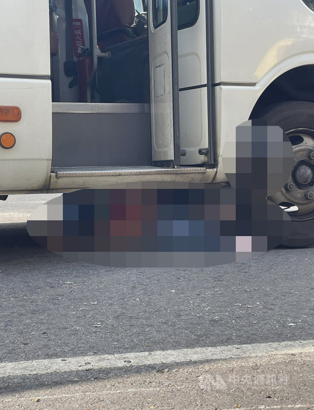 苗栗市國華路29日發生中型巴士與機車碰撞事故,女騎士當場被捲入中巴車底,消防救難人員到場救出女騎士後,女騎士已失去呼吸、心跳,緊急送往醫院搶救。(民眾提供)中央社記者管瑞平傳真 110年9月29日