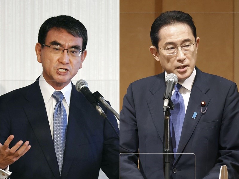 日本自民黨總裁選舉29日登場,前政調會長岸田文雄(右)獲最高票,行政改革大臣河野太郎(左)第二高票,但兩人票數皆未過半,將進入第二輪投票對決。(共同社)