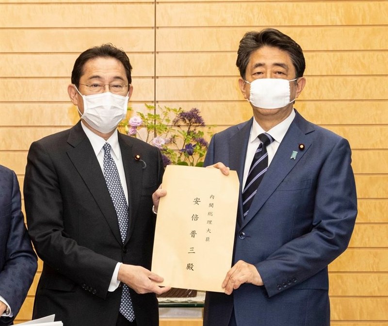 日本自民黨前政調會長岸田文雄(左)當選新任總裁,日媒分析選戰幕後,前首相安倍晉三扮演關鍵角色。圖為兩人去年合照。(圖取自facebook.com/jimin.official)