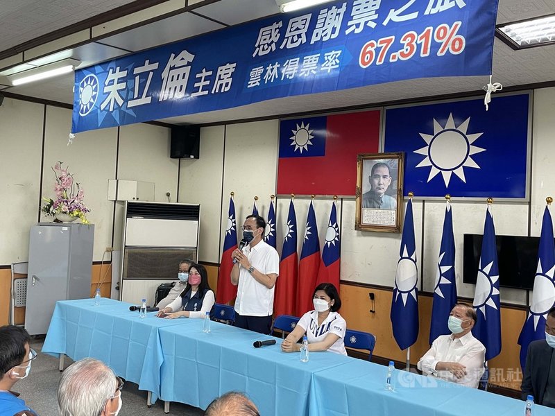 國民黨日前舉辦黨主席改選,由朱立倫(站者)當選,尤其在雲林縣的得票率達67.31%位居全國第一,朱立倫30日特別到國民黨雲林縣黨部表達感謝。中央社記者姜宜菁攝 110年9月30日