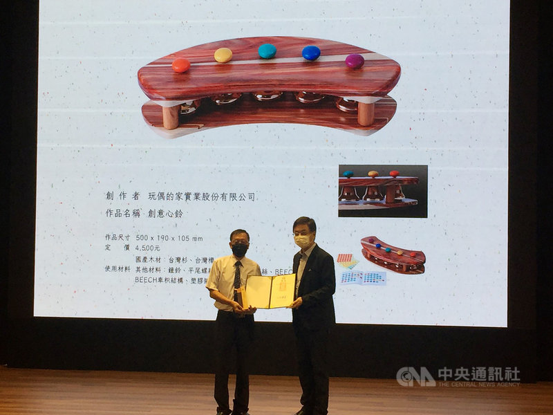 林務局舉辦「國產材設計商品比賽」,經歷1年評選出10件勝選作品,並量產銷售,計有3件接近完售,其中「創意心鈴」0到99歲都適用,不論怎麼按,都會發出悅耳的旋律。中央社記者楊淑閔攝 110年9月30日