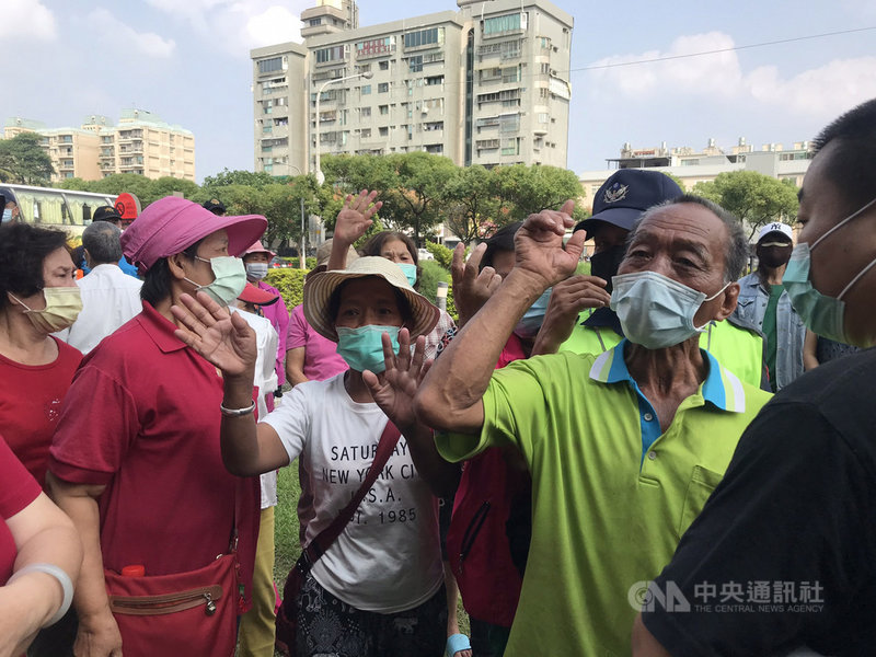 屏東縣高樹鄉新南村1名衛生局列管的精神病患26日攻擊超商女店員,因為他有多起傷害史,村民30日在村長帶領下到衛生局陳情。衛生局允諾會妥善處置。中央社記者郭芷瑄攝 110年9月30日