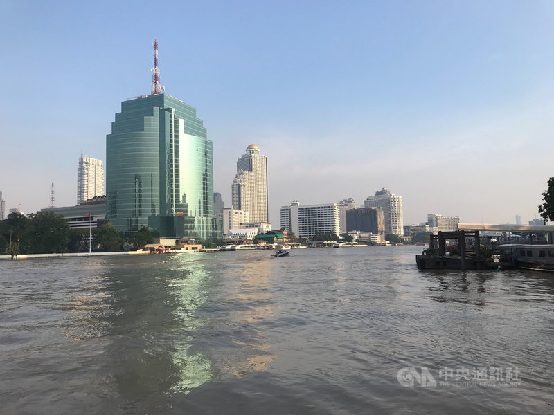 泰國政府讓上游水壩洩洪,流經曼谷的昭披耶河(Chao Phraya River)目前水位持續上漲,曼谷市政府30日對昭披耶河沿岸7個區發出洪水預警。中央社記者呂欣憓曼谷攝 110年9月30日