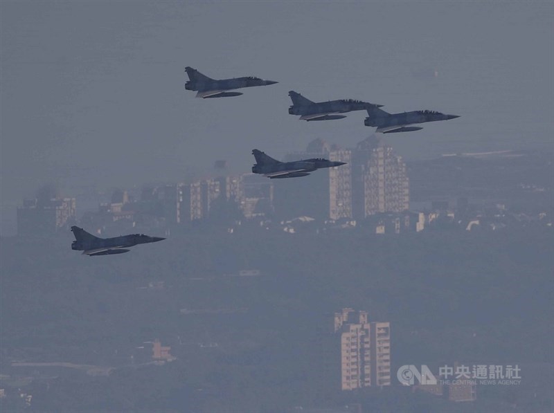 國軍30日舉行空中全兵力預演,圖為5架幻象2000戰機自淡水河口飛入台北盆地。中央社記者吳家昇攝 110年9月30日